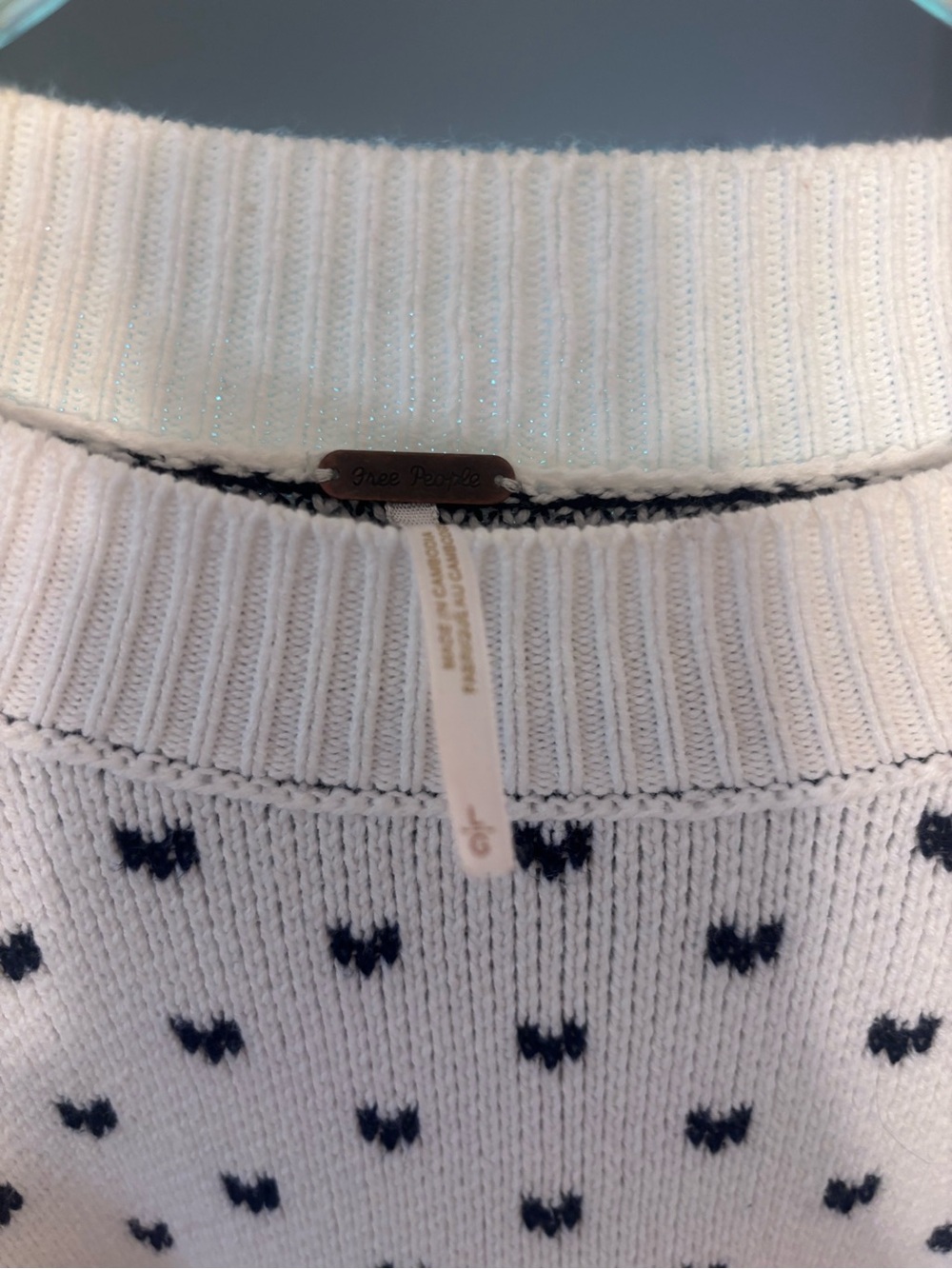 Free People Cream Crewneck Sweater with navy blue heart Pattern size L - Picture 3 of 4